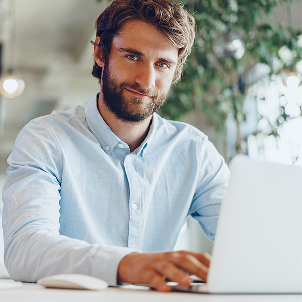 Coffre fort numérique - Responsable RH qui utilise Coffreo sur ordinateur pour archiver des documents RH