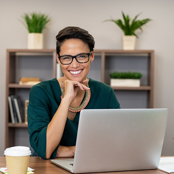 Responsable d'agence d'intérim qui gère les relevés d'heures sur ordinateur avec Coffreo